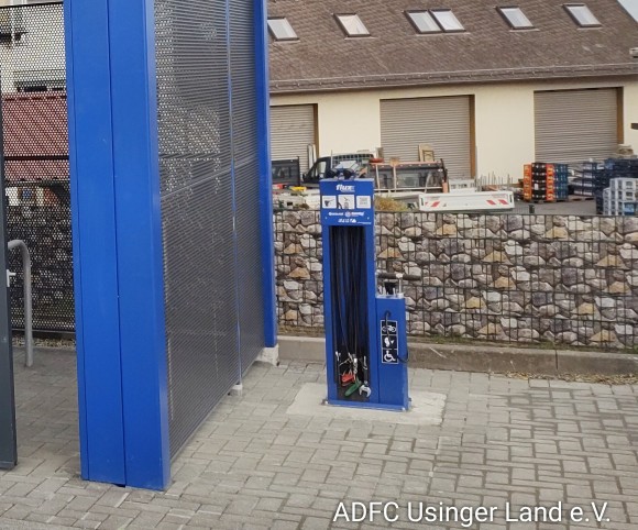 Mobilittsstation Bahnhof Usingen, Reparaturstele (verkehrt aufgestellt)