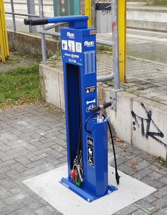 Neu-Anspach (Bahnhof): Mobilittsstation - Fahrrad-Reparaturstele