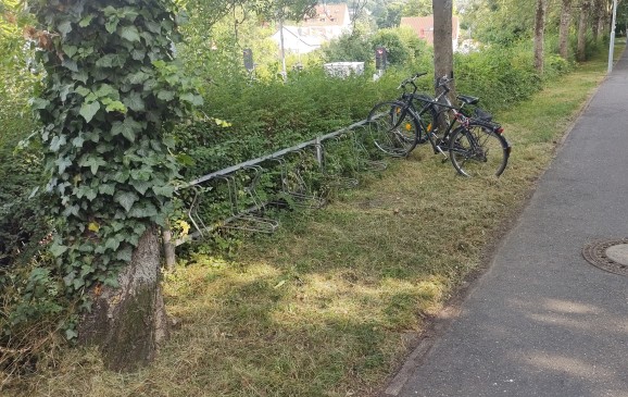 Neu-Anspach (Bahnhof, Westseite): Fahrradabstellanlagen (Felgenkiller)