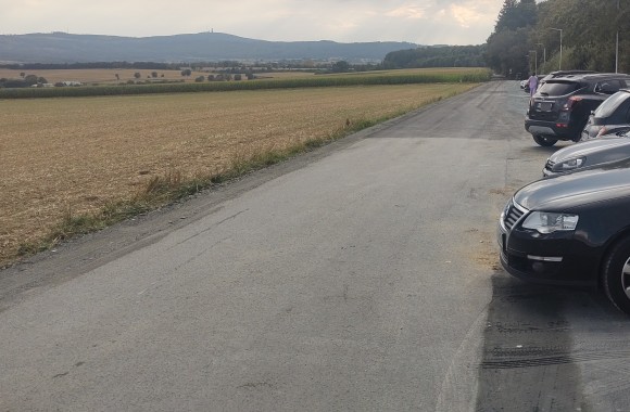 Wegzustand Wehrheim-Oberloh, Parkplatz und Wegbergang im Hintergrund