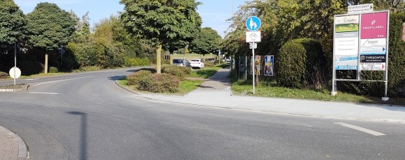 Kreisel Usinger Strae, Zufahrt zum freigegebenen Fuweg